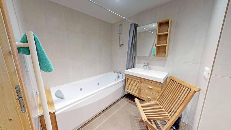 One-Bedroom Apartment image 3