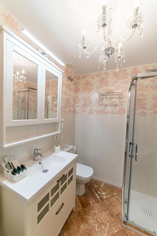 Queen Room with Garden View image 3