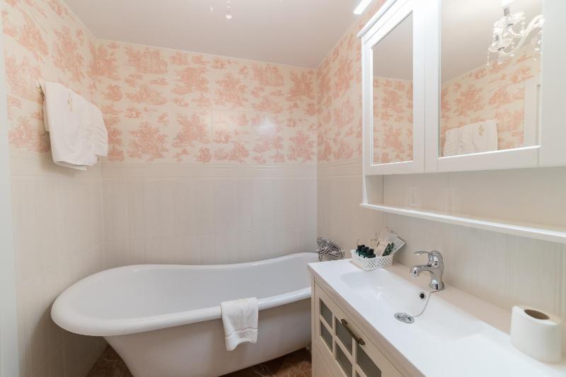 Queen Room with Garden View image 2