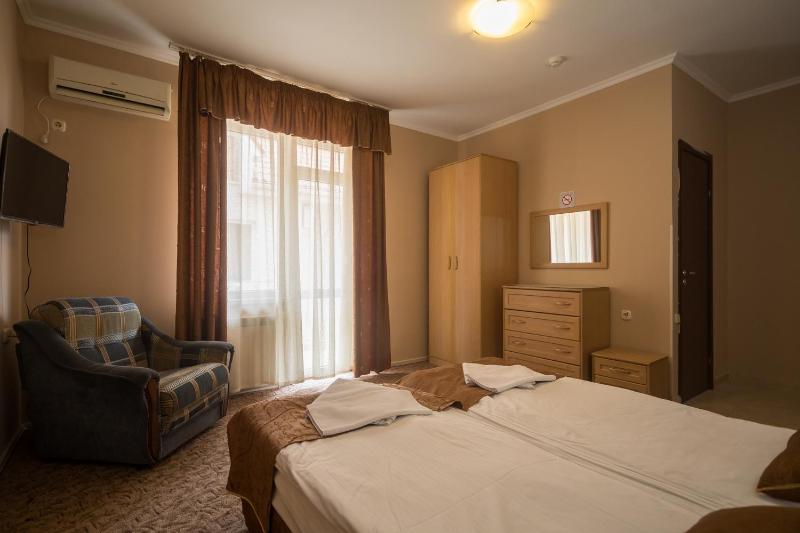 Deluxe Double Room with Balcony image 3