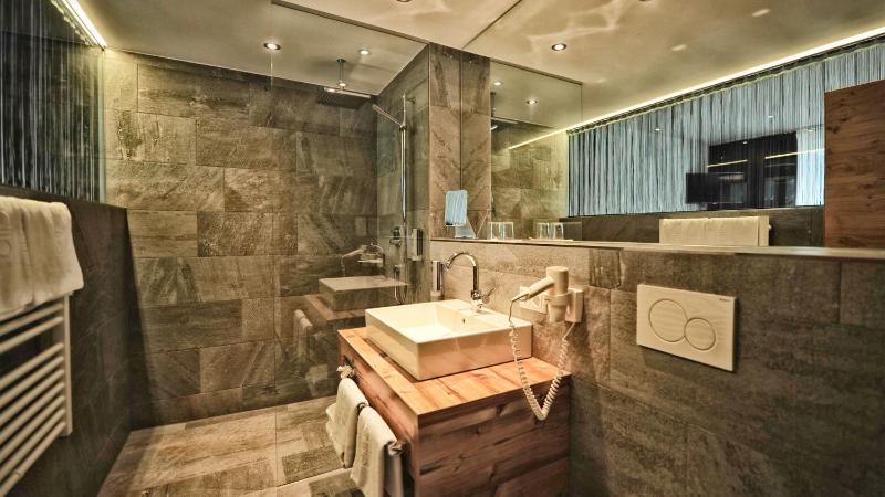 Large Comfort Suite with Balcony image 2