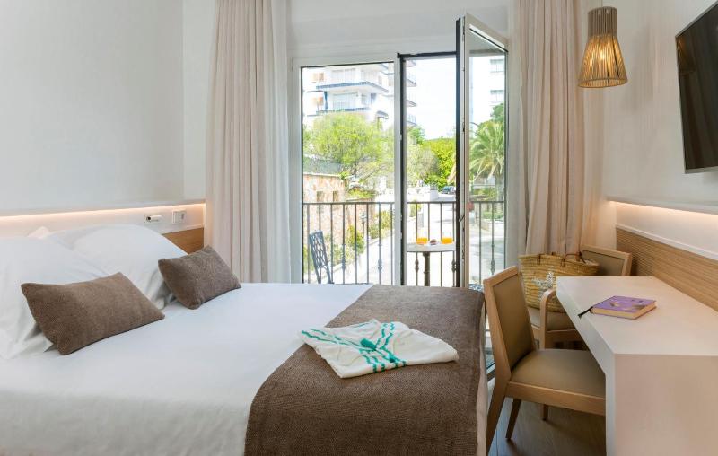 Double room with garden views image 1