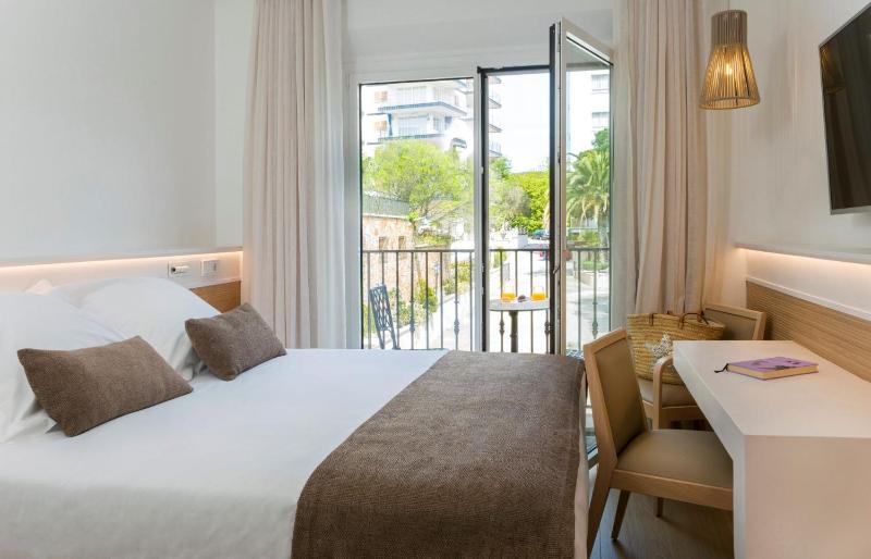 Double room with garden views image 2