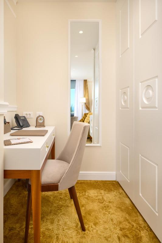 Deluxe Suite Sea Front and Outdoor Jacuzzi image 3