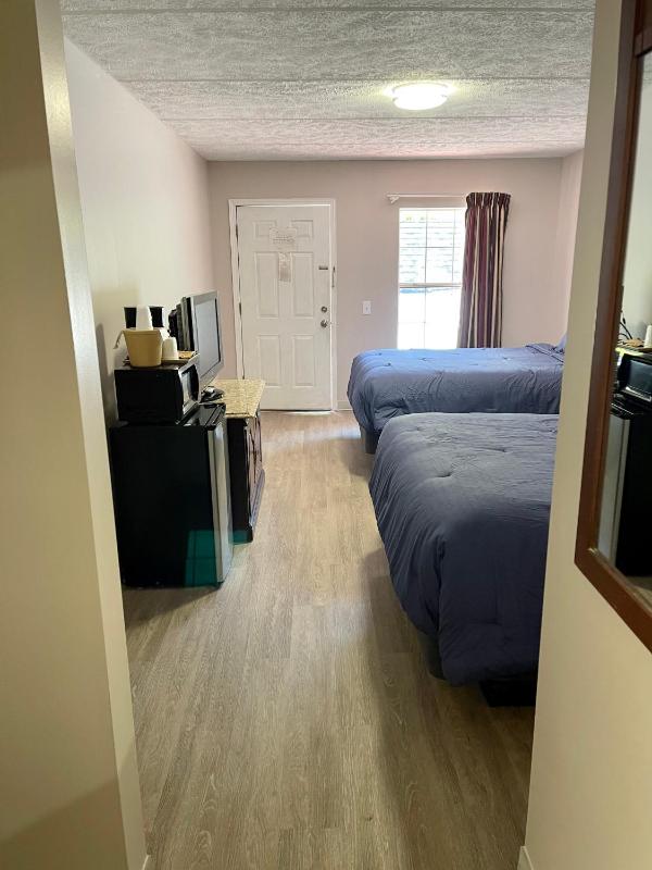 Queen Room with Two Queen Beds - Non-Smoking image 3