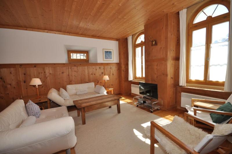 Apartment with Mountain View image 1