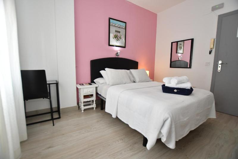 Double Room image 3
