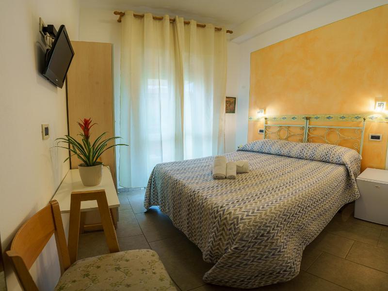 Small Double Room image 3