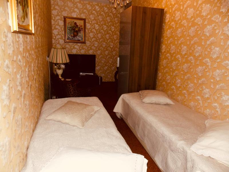 Small Twin Room image 2