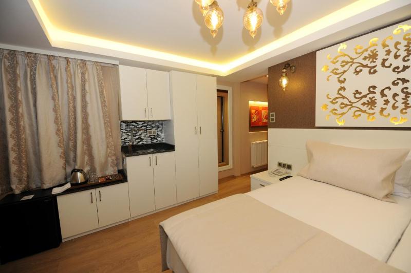 Standard Double or Twin Room with Balcony image 3