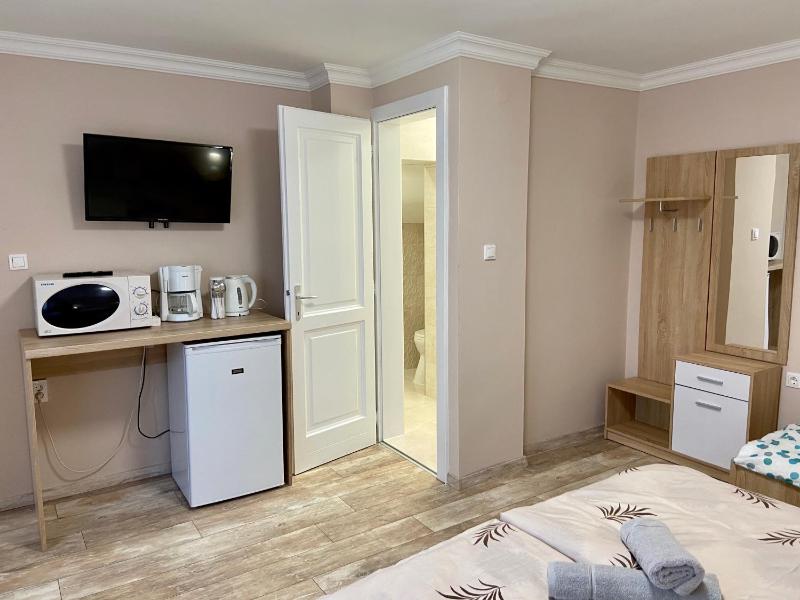 Quadruple Room with Private Bathroom image 3
