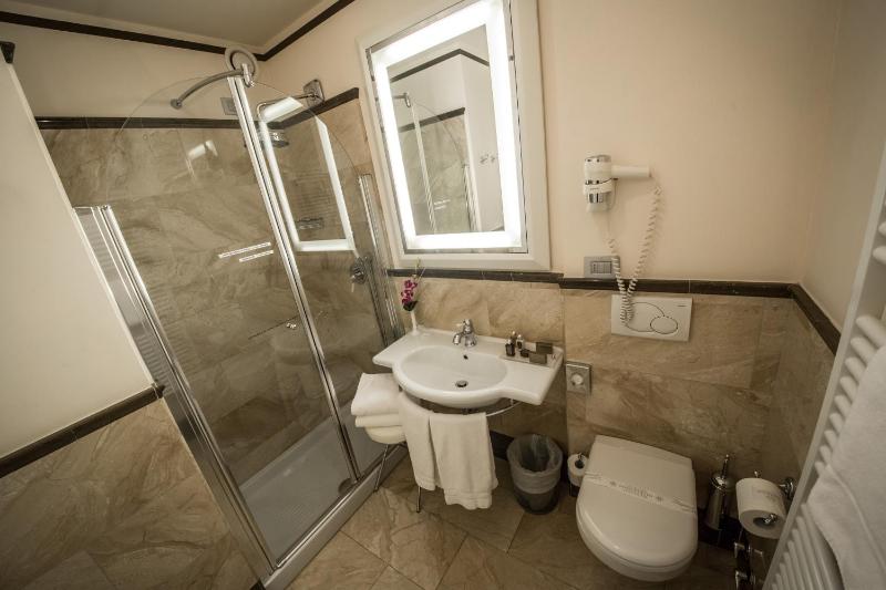 Classic Double or Twin Room image 3