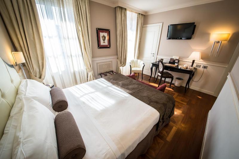 Classic Double or Twin Room image 4