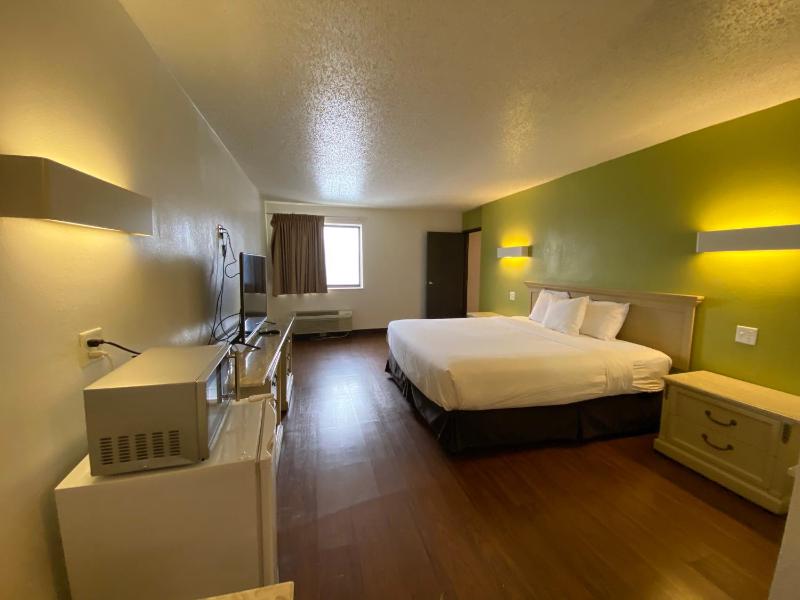  King Suite with Spa Bath - Non-Smoking image 3