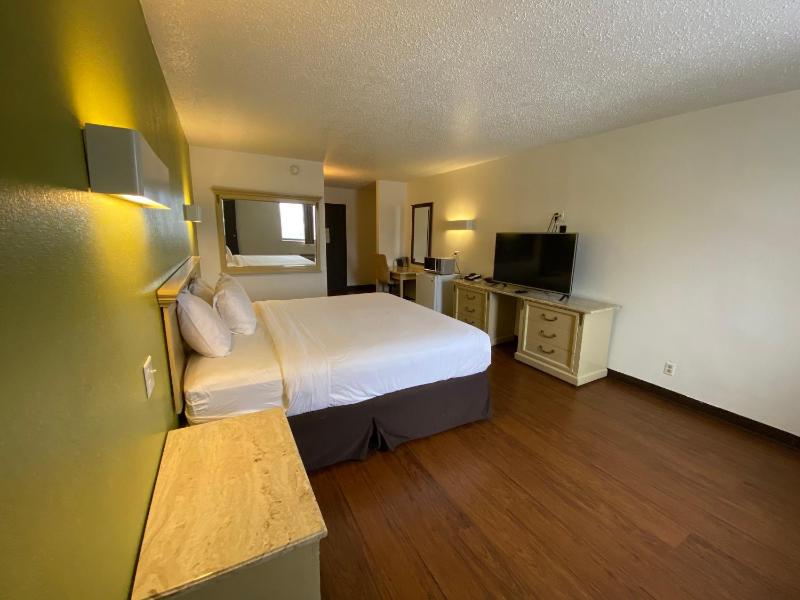  King Suite with Spa Bath - Non-Smoking image 4