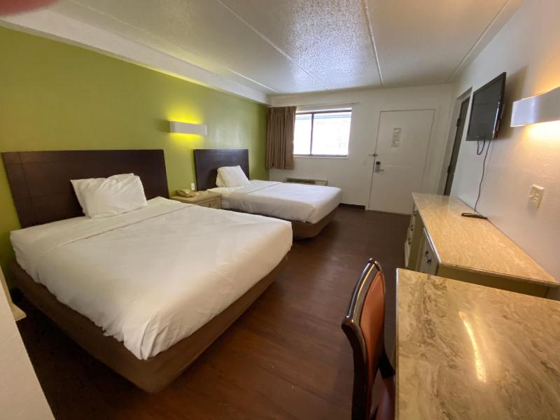 Standard Queen Room with Two Queen Beds - Non Smoking image 2