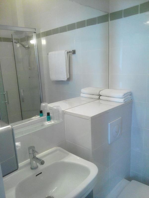 Double Room with Balcony image 2