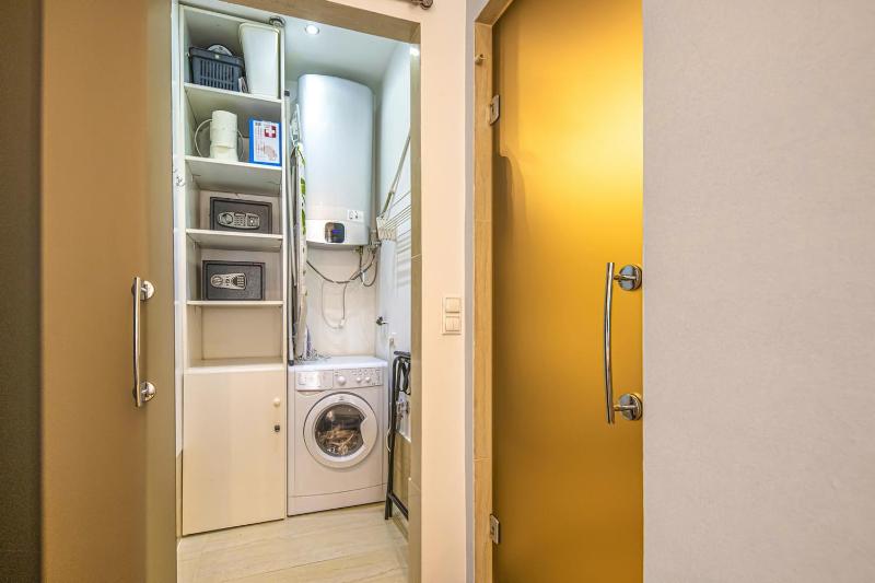 King Studio with Sofa Bed image 4