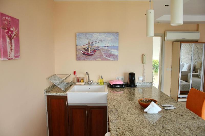 Junior Suite with Partial Sea View image 3