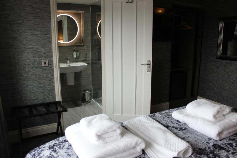 Deluxe Triple Room image 4