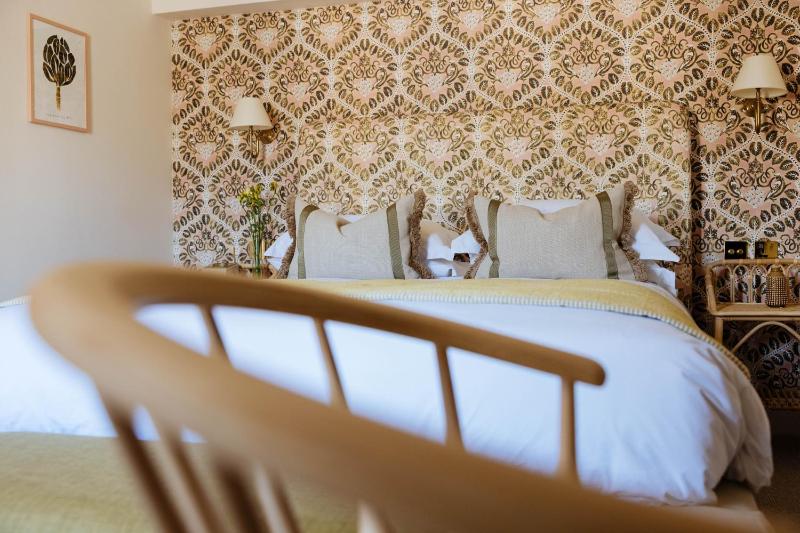 Deluxe King Room image 3