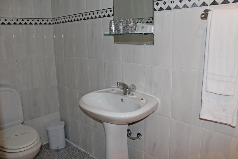 Double Room with Extra Bed image 3