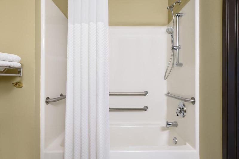 Queen Room - Mobility Access/Non-Smoking image 3