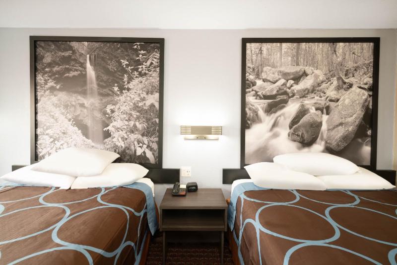 Queen Room with Two Queen Beds - Non-Smoking image 2