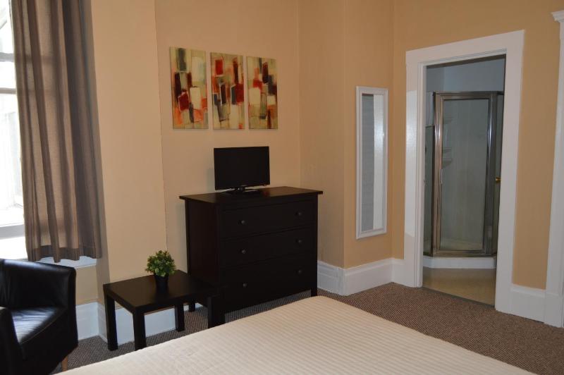 Deluxe Queen Room image 4