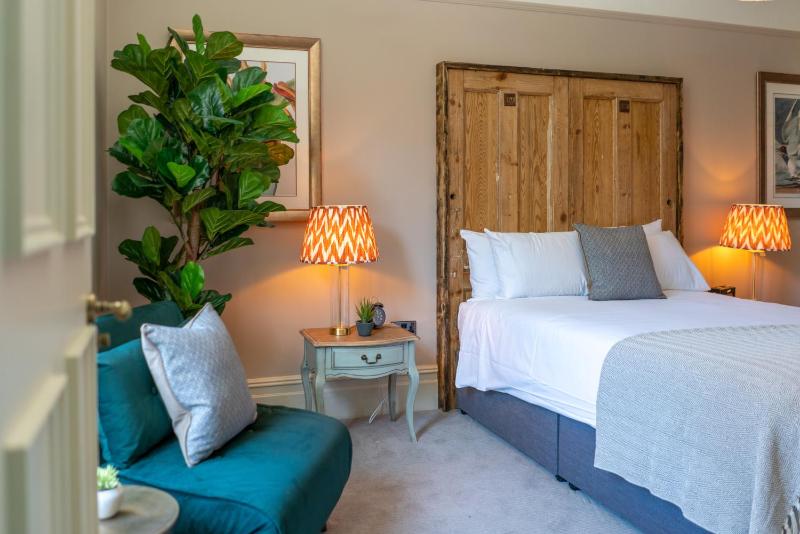 Superior King Room image 3