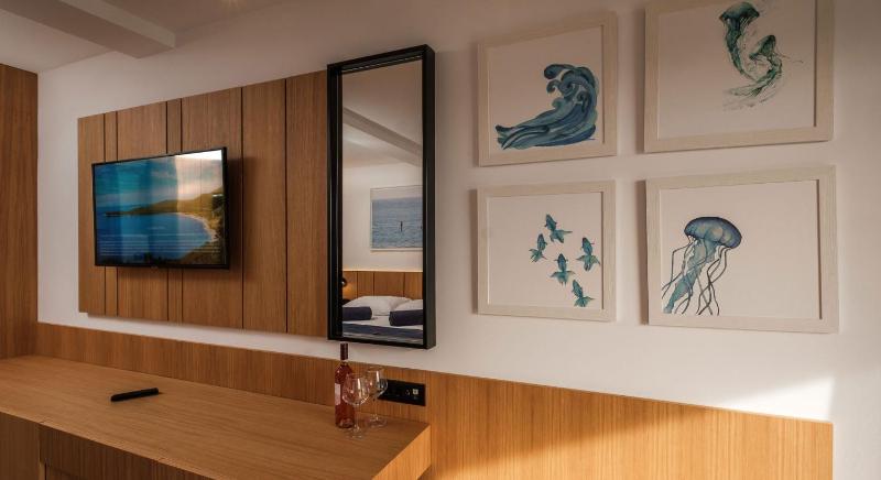 Double Room with Balcony and Sea View image 4