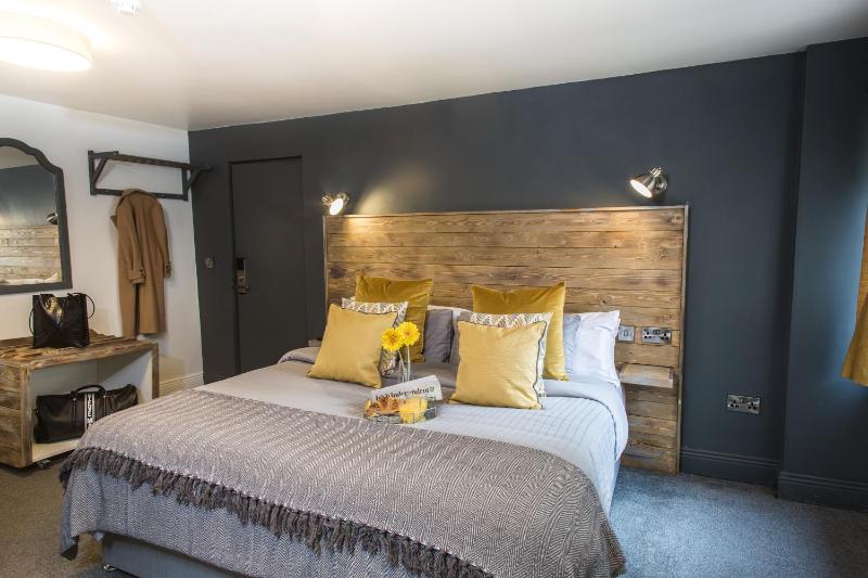 Deluxe King Suite image 4