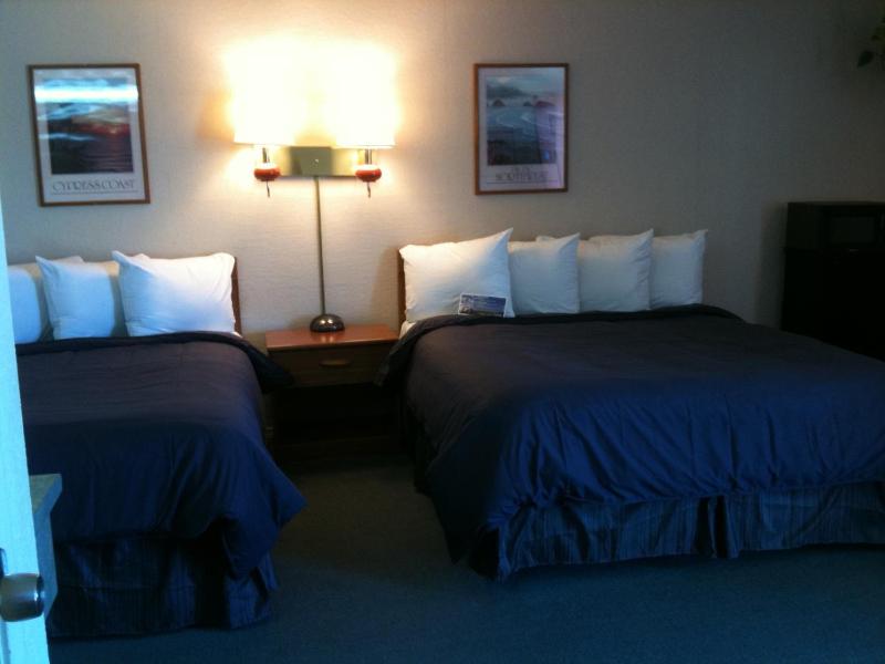 Deluxe Queen Room with Two Queen Beds - Non-Smoking image 3