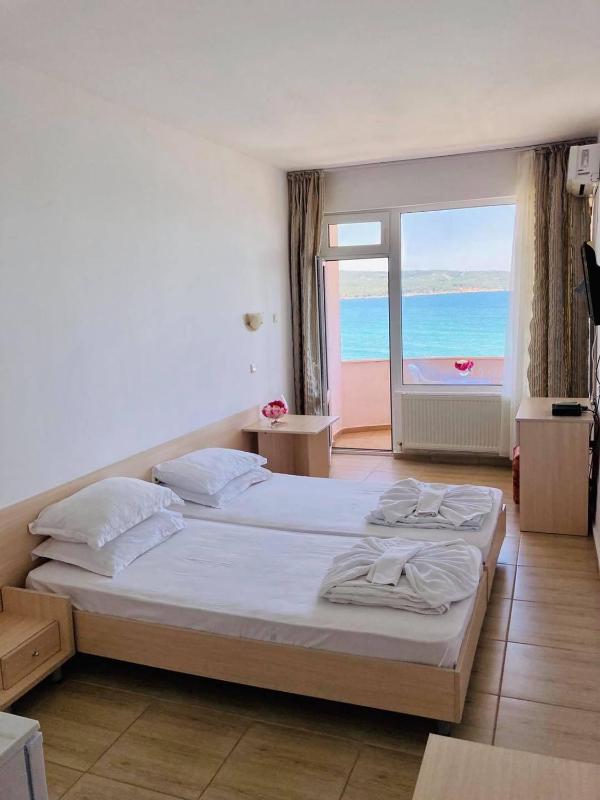 Double or Twin Room with Sea View (2 adults) image 1