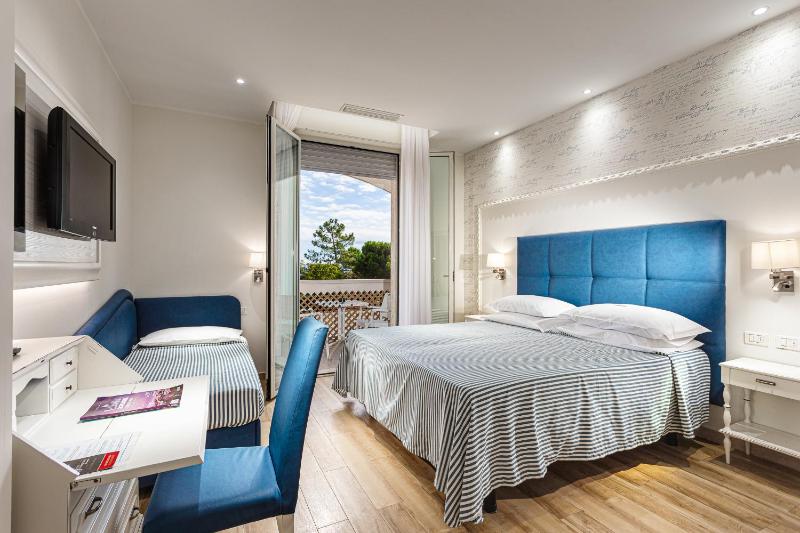 Triple Room with Sea View image 2