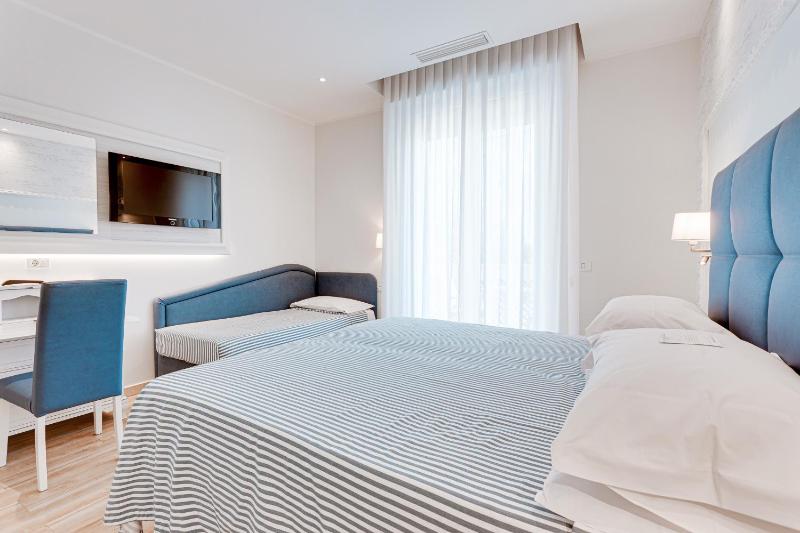 Triple Room with Sea View image 3