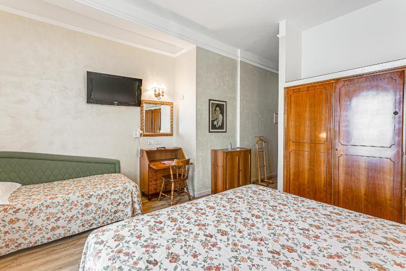 Triple Room with Balcony and Sea View image 3
