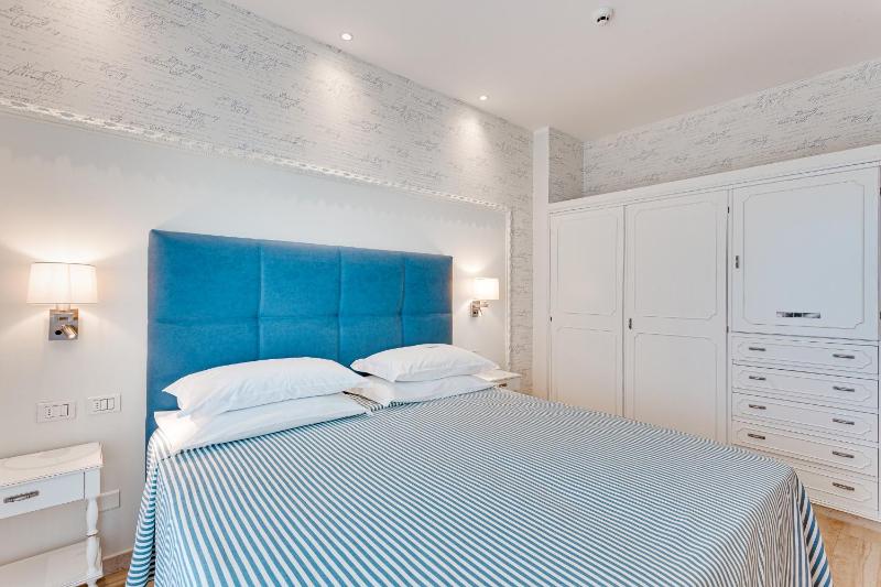 Double or Twin Room with Sea View image 2