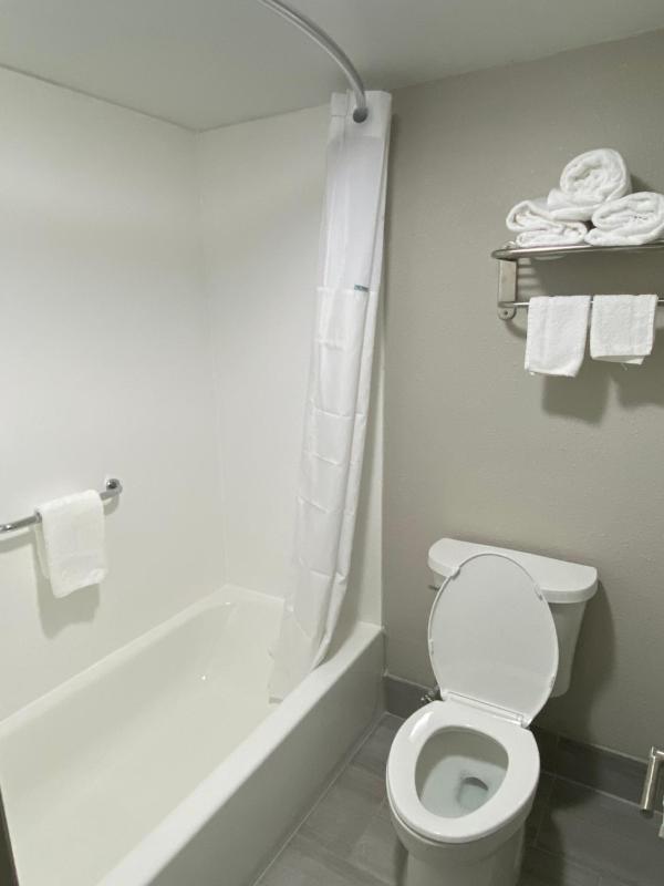 King Room - Non-Smoking image 4