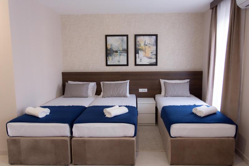 Deluxe Triple Room image 4