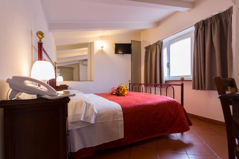Double Room image 3