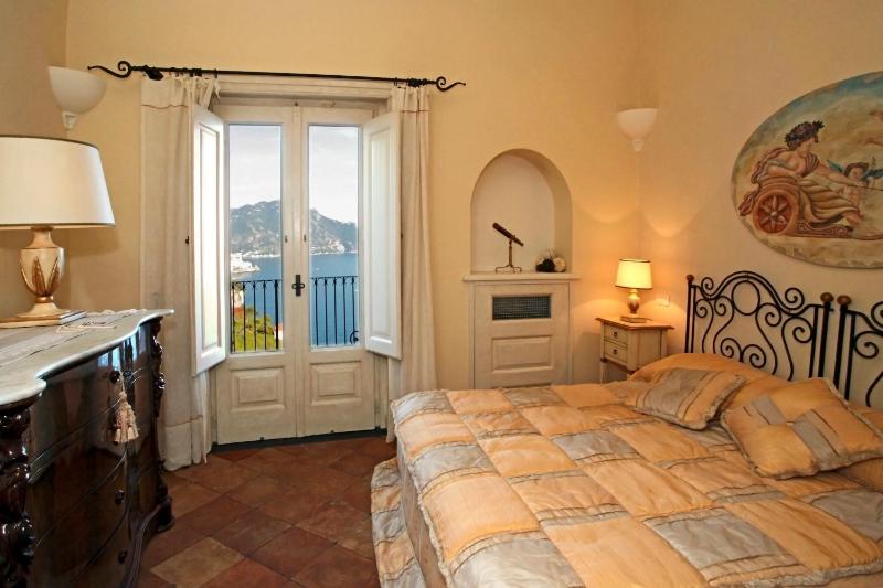 Six-Bedroom Villa  image 2