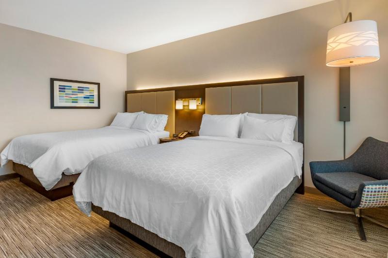 Standard Queen Room with Two Queen Beds image 2