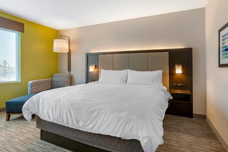 Standard King Room image 3