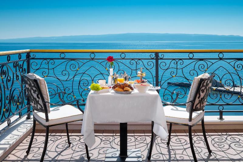 Luxury Suite Sea Front and Outdoor Jacuzzi image 2