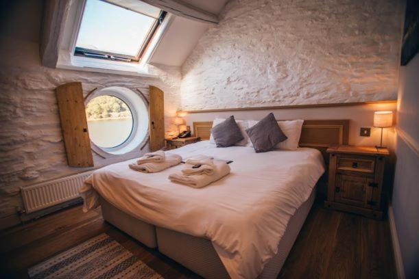 Double Room with Lake View image 4