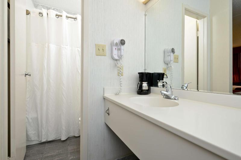 Queen Room with Two Queen Beds - Pet Friendly/Non-Smoking image 2