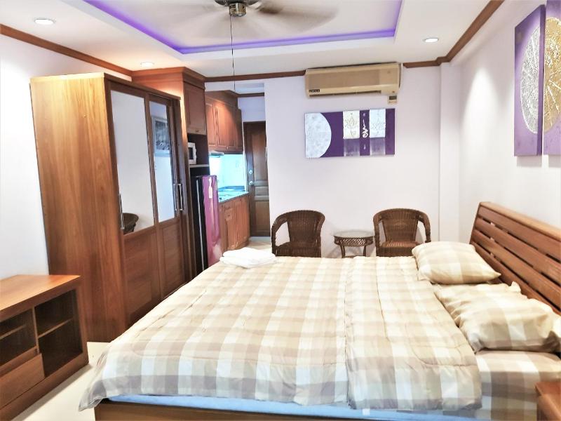 Sea view studio apartment Jomtien beach condominium 11th floor - image 1