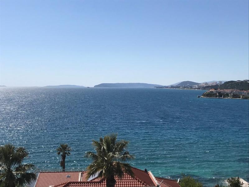 One-Bedroom Apartment with Sea View image 3
