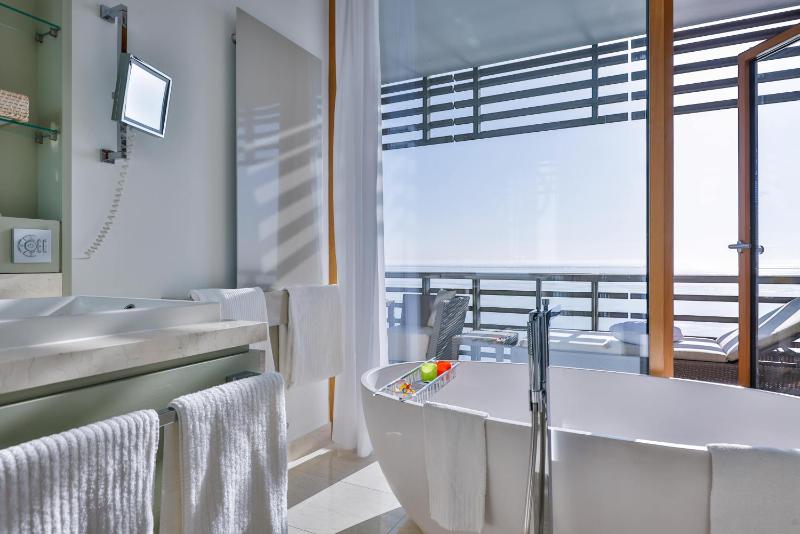 Deluxe Double Room with Sea View image 4